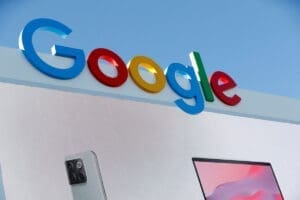 Droits voisins : L’Autorité française de la concurrence sanctionne lourdement Google Ces dernières années, Google a signé en France un accord avec l'organisme de gestion collective DVP et deux accords-cadres : un avec l'Alliance pour la presse d'information générale (Apig, qui regroupe près de 300 titres de presse quotidienne nationale, régionale et locale) et un autre avec le Syndicat des éditeurs de la presse magazine (SEPM, qui représente 80 éditeurs pour plus de 400 titres).