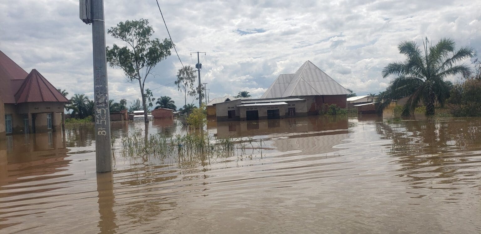 A Gatumba, une zone de la commune Mutimbuzi, ouest de Bujumbura à la frontière burundo-congolaise, la situation est catastrophique. Des milliers de personnes se trouvent les pieds dans l’eau. Elles passent à la belle étoile.