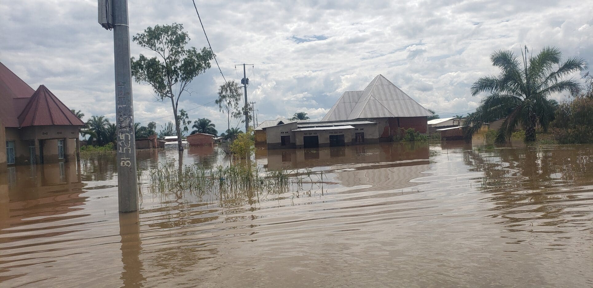 A Gatumba, une zone de la commune Mutimbuzi, ouest de Bujumbura à la frontière burundo-congolaise, la situation est catastrophique. Des milliers de personnes se trouvent les pieds dans l’eau. Elles passent à la belle étoile.