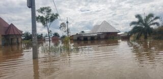 A Gatumba, une zone de la commune Mutimbuzi, ouest de Bujumbura à la frontière burundo-congolaise, la situation est catastrophique. Des milliers de personnes se trouvent les pieds dans l’eau. Elles passent à la belle étoile.