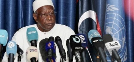 Abdoulaye Bathily, neuvième émissaire onusien depuis 2011, avait été nommé en septembre 2022 après des mois de vacance du poste suite à la démission abrupte de son prédécesseur Jan Kubis en novembre 2021. Le Conseil de sécurité, dont l'aval est nécessaire, avait rejeté plusieurs propositions d'Antonio Guterres avant finalement d'accepter le diplomate sénégalais, sur lequel le gouvernement de Tripoli avait en revanche dès lors exprimé des "réserves."