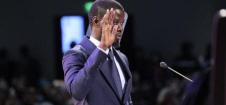 Bassirou Diomaye Faye est né dans une famille d'agriculteurs humble et éduquée dans le village de Ndiaganiao, à 150 km à l'est de Dakar, au bout d'une route cahoteuse et sablonneuse. Là-bas, il n'y a ni centre de santé, ni route goudronnée. "Diomaye était un petit berger qui surveillait ses chèvres", se souvient Mor Sarr, l'un de ses meilleurs amis.