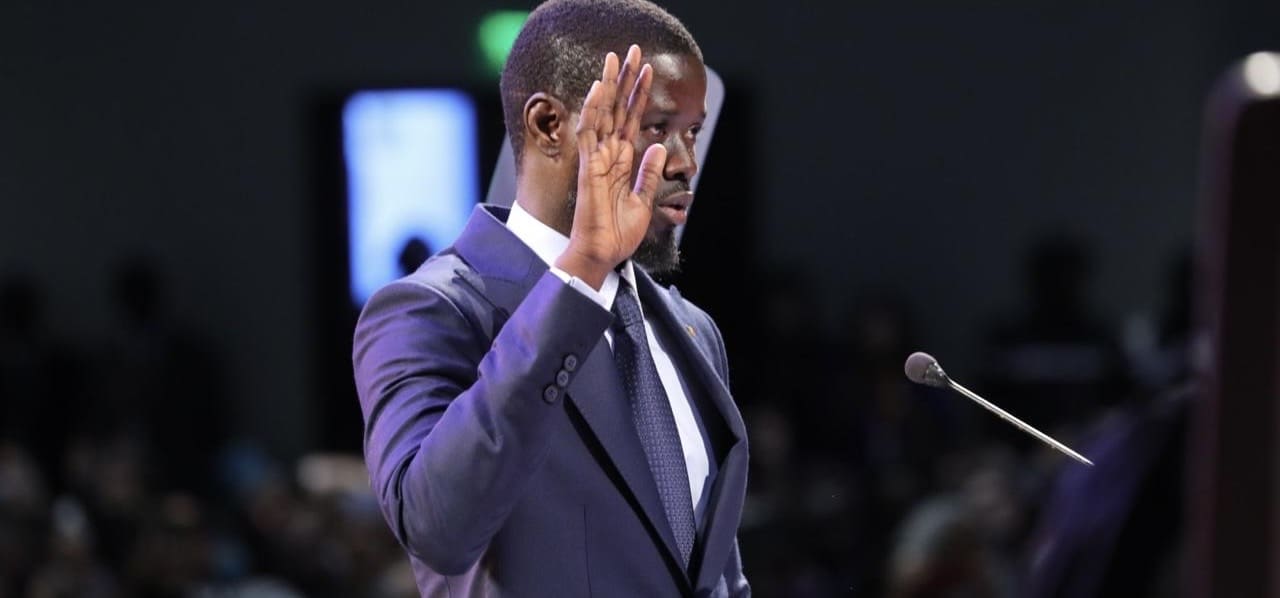 Sénégal : Bassirou Diomaye Faye, une trajectoire fulgurante jusqu’au sommet de l’Etat (PORTRAIT) Bassirou Diomaye Faye est né dans une famille d'agriculteurs humble et éduquée dans le village de Ndiaganiao, à 150 km à l'est de Dakar, au bout d'une route cahoteuse et sablonneuse. Là-bas, il n'y a ni centre de santé, ni route goudronnée. "Diomaye était un petit berger qui surveillait ses chèvres", se souvient Mor Sarr, l'un de ses meilleurs amis.