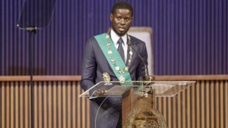 Les dernières élections du 24 Mars 2024 en République du Sénégal, qui annoncent une nouvelle vague de changement par les urnes en Afrique, est très singulière d’abord par l’alternance relativement sereine entre le Président Macky Sall et le nouveau locataire du palais présidentiel le Président Bassirou Diomaye Faye ; l’autre singularité des dernières élections au Sénégal ce sont les annonces faites pendant la campagne électorale par le candidat Bassirou Diomaye Faye qui a promis de rétablir la souveraineté de son pays notamment en revisitant l’appartenance à la zone du Franc CFA et en renégociant les contrats pétroliers et gaziers ainsi que les accords de pêche, conclus par le passé.