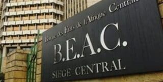 Parmi tous les membres de la Communauté monétaire des Etats de l’Afrique centrale (ndlr : Les six Etats ayant en commun l’usage du franc CFA : Cameroun, Tchad, Centrafrique, Gabon, Congo-Brazzaville et Guinée équatoriale), le Tchad et le Gabon ceux qui ont le moins consommé les devises générées par leurs économies. Cela signifie qu’ils ont réussi à équilibrer leurs comptes de transactions courantes avec le Reste du monde. La balance courante retrace les entrées et les sorties de devises c’est-à-dire la balance commerciale  (biens et services), la rémunération des IDE (dividendes et intérêts aux investisseurs) et le solde des transferts sans contrepartie.