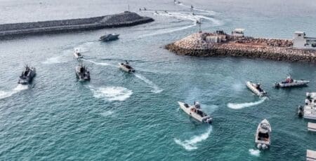 Les agences de sécurité maritime avaient précédemment signalé qu'un navire avait été arraisonné et saisi par les "autorités régionales" dans le détroit d'Ormuz, entre les Émirats arabes unis et l'Iran. Téhéran se livre à des actes de piraterie et devrait être sanctionné pour cela, a déclaré samedi le ministre israélien des Affaires étrangères, Israel Katz.