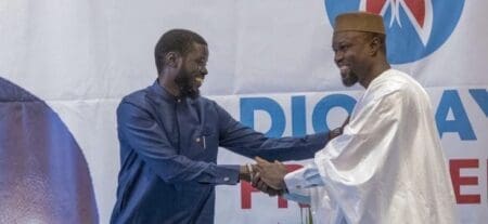 Si de nombreux observateurs de la scène politique sénégalaise pensaient hautement probable la victoire de l’opposition, même quand Sonko a été obligé de pousser devant Bassirou Diomaye Faye, son lieutenant au sein du Pastef, laissant filer cette première occasion de devenir le 5ème Président de la République du Sénégal, rares étaient ceux qui imaginaient un coup KO au premier tour !