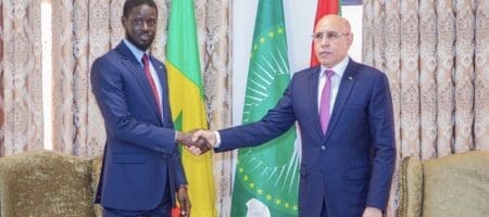 Mauritanie/Sénégal : Un bon exemple de coopération Sud-Sud Il est évident, ensuite, que cette visite du Président Bassirou Diomaye Diakhar Faye chez son ainé Mohamed Ould Cheikh El-Ghazouani, qui était à la tête des hôtes de prestige présents à l’investiture du nouveau Chef de l’Etat sénégalais, focalise, depuis son annonce, les regards dans un contexte où tout est apprécié à l’aune de ce genre d’évènements qui portent à s’interroger pourquoi Nouakchott et non une autre capitale africaine, européenne ou asiatique, en fonction des affinités géostratégiques et économiques qui président, dans pareille situation, à ce genre d’évènements hautement symboliques.