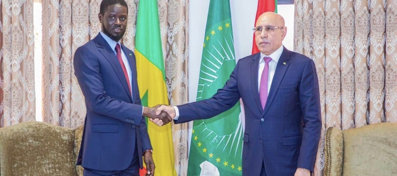 Mauritanie/Sénégal : Un bon exemple de coopération Sud-Sud Il est évident, ensuite, que cette visite du Président Bassirou Diomaye Diakhar Faye chez son ainé Mohamed Ould Cheikh El-Ghazouani, qui était à la tête des hôtes de prestige présents à l’investiture du nouveau Chef de l’Etat sénégalais, focalise, depuis son annonce, les regards dans un contexte où tout est apprécié à l’aune de ce genre d’évènements qui portent à s’interroger pourquoi Nouakchott et non une autre capitale africaine, européenne ou asiatique, en fonction des affinités géostratégiques et économiques qui président, dans pareille situation, à ce genre d’évènements hautement symboliques.