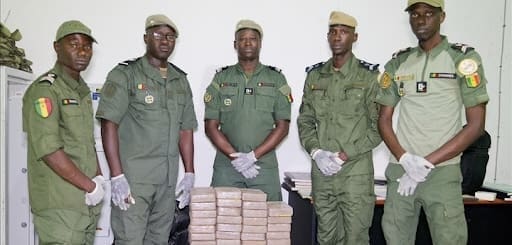 L’offensive des cartels de drogue en Afrique de l’Ouest Si les saisies se multiplient au Sénégal -près de six tonnes juste en décembre dernier, ces 1 100 kilos de cocaïne représentent la plus importante saisie «terrestre» au Sénégal, indiquent les douanes. La valeur marchande de cette cargaison de drogue est estimée à plus de 90 milliards de francs CFA, environ 137 millions d'euros.