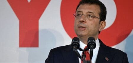 Ekrem Imamoglu, le maire d’Istanbul, semble confortablement réélu à la tête de la plus grande ville de Turquie, la capitale économique et culturelle du pays, qu’il avait conquise en 2019. Sur 92,92 % des urnes dépouillées, il a obtenu 50,92 % de soutien, contre 40,05 % pour le challenger de l’AKP, Murat Kurum, ancien ministre du gouvernement national d’Erdogan, soit dix points d’écart. Les sondages prévoyaient au contraire une lutte serrée.