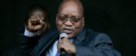 Jacob Zuma est candidat sur la liste du petit parti radical récemment créé Umkhonto We Sizwe (MK, « Lance de la nation » en langue zouloue). Ancien pilier du Congrès national africain (ANC) au pouvoir depuis 30 ans, cet acteur majeur de la lutte contre l’apartheid avait créé la surprise en annonçant en décembre soutenir le MK.