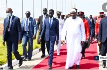 Cette rencontre au sommet va se tenir à des dates qui seront fixées ultérieurement. Bassirou Diomaye Faye, a effectué samedi une visite de travail en Gambie lors de laquelle il a eu un tête-à-tête avec Adama Barrow au State House, la résidence officielle du président gambien.