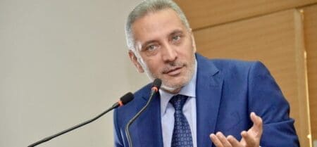 La transaction se ferait au prix de 745 millions d’euros et aurait un effet positif estimé à environ 15 points de base sur le ratio CET1 du Groupe à la finalisation de l’opération qui pourrait intervenir d’ici la fin de l’année 2024. L’annonce de cet accord induit un impact comptable négatif d’environ -75 MEUR sur les résultats du 1er trimestre 2024 du Groupe.