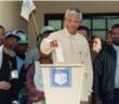 Les premières élections générales multiraciales sont tenues en avril 1994, et sont remportées par l’ANC (62,6% des voix). Nelson Mandela devient président de l’Afrique du Sud. Pendant son mandat, il s’attache à une réconciliation nationale après la très longue période d’apartheid pendant laquelle de trop nombreux crimes et exactions ont été commis.