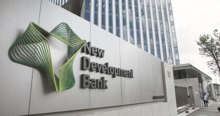Le Zimbabwe a présenté une demande d’adhésion à la New Development Bank (NDB), la banque de développement fondée par les pays membres du groupe des BRICS a annoncé Persistence Gwanyanya, membre du Comité de politique monétaire de la Banque centrale du Zimbabwe, rapporte l’agence Ecofin relayant l’interview accordée au quotidien d’Etat The Herald, indiquant que Harare a déjà obtenu le soutien de trois pays (le Brésil, la Russie et l'Afrique du Sud).