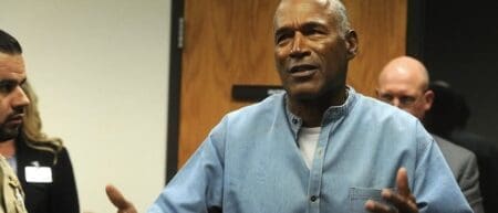 Pour O.J. Simpson, tout bascule le 12 juin 1994. Ce jour-là, son ex-femme Nicole Brown est découverte morte à Los Angeles dans une mare de sang. Ronald Goldman, un ami de Nicole Brown, a lui aussi été sauvagement assassiné. Promettant de se rendre à la police, il choisit finalement de prendre la fuite le 17 juin dans une Ford Bronco blanche. Devant leur télévision, 95 millions d’Américains suivent en direct la course-poursuite avec les forces de l’ordre. NBC décide même d’interrompre la diffusion de la finale NBA pour couvrir l’événement, qui se termine avec l’arrestation de Simpson.