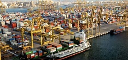 L’Angola confie la concession du port de Luanda à AD Ports Le cahier des charges prévoit que le groupe émirati transforme l’installation polyvalente existante en un terminal à conteneurs et roulier. La remise à niveau devrait être achevée au 3ème trimestre 2026, ce qui permettra de faire passer le trafic conteneurs traités de 25.000 EVP à 350.000 EVP, et les volumes rouliers à plus de 40 000 véhicules.