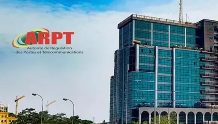 Guinée/Télécoms : Le régulateur durcit le ton contre « l’usage illégal » de Starlink Dans une nouvelle mise en garde, l’Autorité de régulation des télécoms rappelle aux contrevenants les sanctions pénales associées. A l’évidence, elle n’est pas assez dissuasive. Dans un communiqué daté du 3 avril, elle indique qu’est punie d’une peine d’emprisonnement allant d’un an à cinq ans et d’une amende de 11.650 à 116.500 dollars «toute personne (physique ou morale) qui installe ou exploite un réseau indépendant de télécommunications/TIC, sans autorisation.»