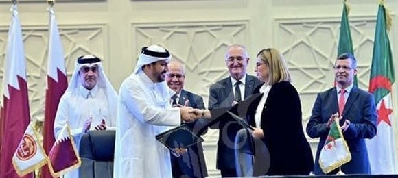 Algérie : 3,5 milliards de dollars pour une usine de production de lait en poudre Le projet sera lancé en partenariat entre le géant qatari des produits laitiers et l’État algérien via le Fonds national de l’investissement (FNI). La cérémonie de signature de cet accord a eu lieu à Alger en présence des ministres algériens de l’Agriculture Youcef Cherfa et des Finances Laaziz Fayed ainsi que de l’ambassadeur du Qatar à Alger.