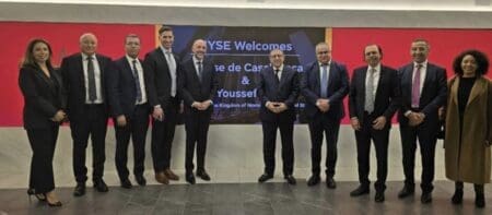 New York : Importante délégation économique marocaine à Wall Street La délégation marocaine est composée du directeur général de la Bourse de Casablanca, Tarik Senhaji, le directeur des opérations financières et des marchés à l'AMMC, Nasser Seddiqi, le directeur général de la Banque centrale populaire (BCP), Kamal Mokdad, le directeur général de CFG Bank, Younes Benjelloun et le président directeur général de Maroclear, Mounir Razki.
