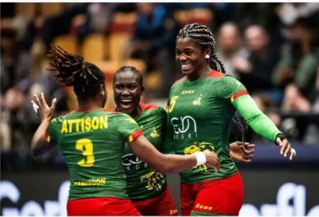 L’équipe du Cameroun, vice-championne d’Afrique en titre, devait lancer la compétition ce jour face à la Hongrie. Avant d’enchaîner vendredi 12 avril contre le Japon, puis dimanche 14 contre la Suède. Mais faute de visa, les joueuses camerounaises se voient ainsi privées d’une chance de participer aux prochains Jeux olympiques prévus du 26 juillet au 11 août prochain à Paris.