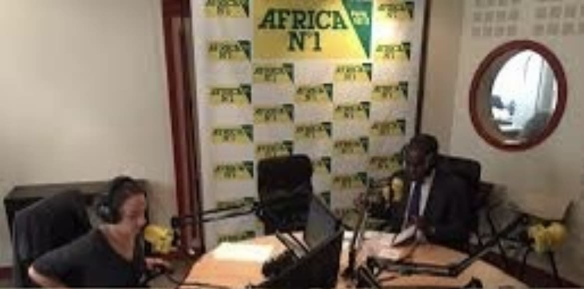 Libreville veut redémarrer la célèbre radio Africa N°1 Née d’un partenariat entre Libreville et des investisseurs privés français en 1981, Africa N°1 a été l’une des radios les plus célèbres du continent. Les analystes politiques considéraient qu’elle était un outil d’influence et de communication du régime gabonais