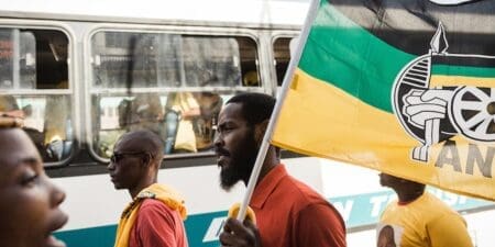 En passant sous la barre des 50%, le Congrès national africain (ANC), au pouvoir depuis la fin de l'apartheid, perdrait pour la première fois sa majorité absolue au Parlement.