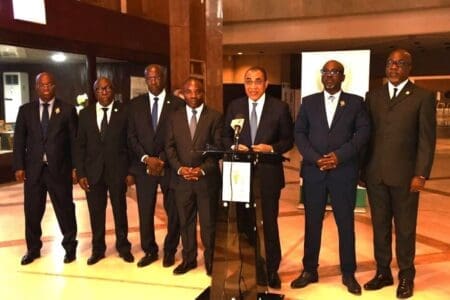 Côte d’Ivoire : L’argentier du pays assume sa politique financière Adama Coulibaly répond au passage à ceux qui l’accusent de «compromettre l’avenir du pays en gonflant la dette publique» que «la Côte d'Ivoire n'est pas un Pays Pauvre Très Endetté (PPTE). Nous sommes un pays à revenu intermédiaire. Et cela, vous pouvez le constater dans tous les rapports du FMI et de la Banque mondiale.»