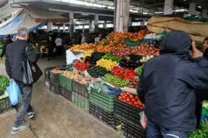 Maroc : L’inflation retombe à 1,8% en variation annuelle Comparé au mois de juin 2023, l’Indice des prix à la consommation marque une hausse de 1,80 % au cours du mois de juin 2024, conséquence de la hausse de l’indice des produits alimentaires de 1,70 % et de celui des produits non alimentaires de 1,90 %. Pour les produits non alimentaires, les variations vont d’une baisse de 1,20 % pour la «Santé» à une hausse de 3,70 % pour les «logements, eau, gaz, électricité et autres combustibles.»