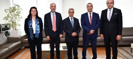 «Main dans la main, nous offrons des solutions pour libérer le potentiel des entreprises qui croient en leur continent, y investissent et créent de la valeur ajoutée et des emplois», a affirmé, en signant l'accord, le directeur général de la Banque africaine de développement pour l’Afrique du Nord, Mohamed El Azizi.