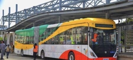 Stéphane Volant, président de l’exploitant Dakar Mobilité, a assuré à l’AFP que le Bus Rapid Transit (BRT)n’avait pas d’équivalent en Afrique, avec ses bus propulsés à l’électricité et circulant sur des voies réservées dans une agglomération affligée par des embouteillages devenus presque permanents.