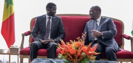 Le président du Sénégal a affirmé sa "constante disponibilité" à œuvrer avec le président ivoirien Alassane Ouattara pour le renforcement de leur "espace commun", l'Union économique et monétaire ouest-africaine (Uemoa) et la Communauté économique des Etats de l'Afrique de l'Ouest (Cedeao) et même de l'Union africaine (UA). "Je suis persuadé que nous devons continuer d'agir dans la solidarité au sein de l'espace Cedeao, de faire les réformes nécessaires et d'œuvrer à dissiper les incompréhensions qui ne peuvent manquer de survenir", a-t-il indiqué. M. Faye.