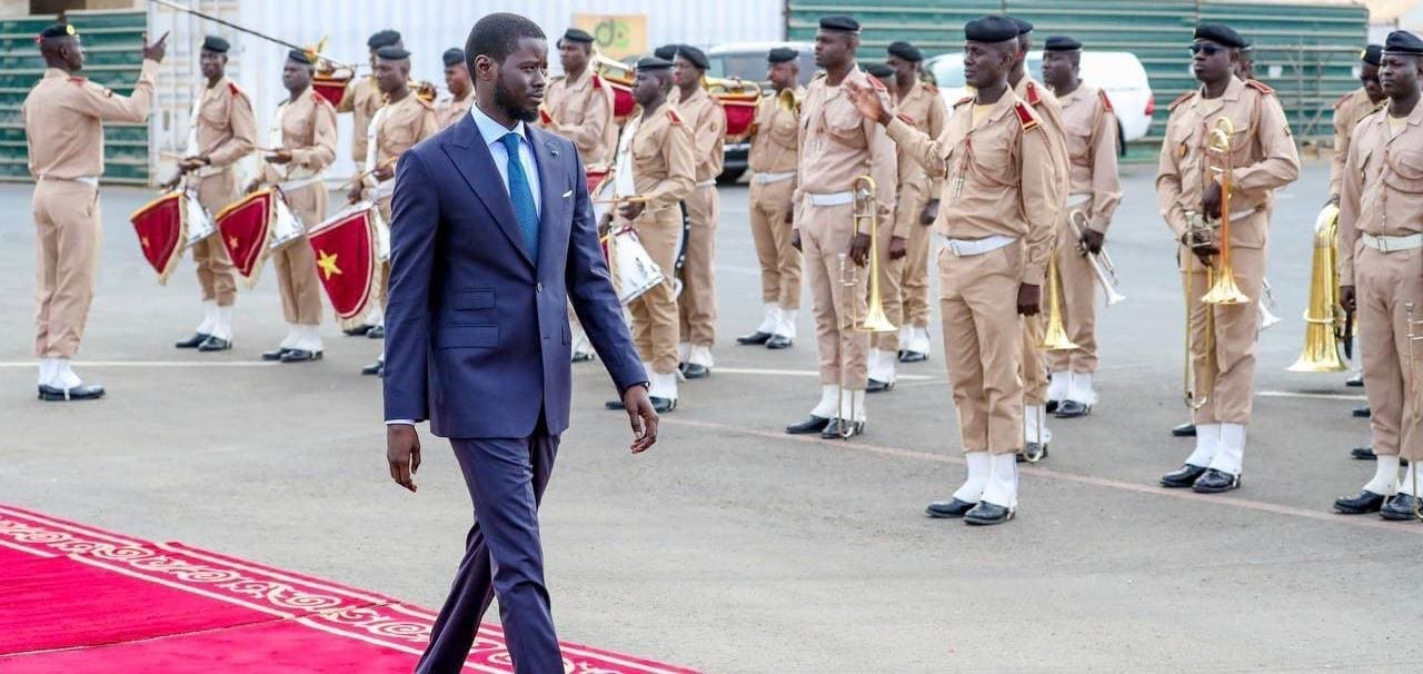 Sénégal : Bassirou Diomaye Faye a quitté Dakar pour une tournée au Nigeria et au Ghana Le chef de l’État sénégalais va échanger, au cours de cette tournée diplomatique, avec ses homologues du Nigeria et du Ghana, dans le cadre du renforcement de la coopération et de l’intégration régionale