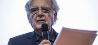 Médias. Bernard Pivot est mort à l’âge de 89 ans "J'ai quitté le Goncourt en décembre 2019. Mes ennuis de santé ont commencé tout de suite après, en janvier 2020." Resté silencieux après une hospitalisation en 2022, il expliquait : "Le mal m'a frappé à la tête, siège du cerveau et de la parole. Mieux vaut se taire en attendant que la mémoire se recharge et que la pensée refleurisse."