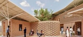 Dakar- Le futur Centre Culturel du Goethe-Institut s’ouvre pour une soirée unique Le Centre Culturel du Goethe-Institut a été conçu par Francis Diébédo Kéré, le premier architecte africain à avoir reçu, en 2022, le prestigieux prix d’architecture «Pritzker», souvent qualifié de «prix Nobel de l’architecture», récompensant un travail orienté vers le bien être des communautés et vers la sobriété et l’inventivité dans l’usage des ressources locales.