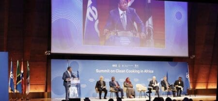 Quelque 2,3 milliards de personnes, principalement en Afrique subsaharienne et en Asie du sud, dépendent, pour cuire leurs aliments, de systèmes rudimentaires, souvent trois pierres autour d’un foyer, qui brûlent du bois, du charbon de bois ou des bouses.