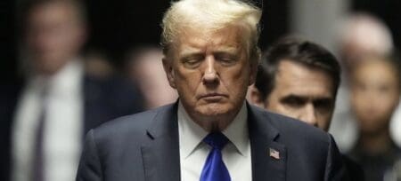 « Le vrai verdict aura lieu le 5 novembre, par le peuple américain », a assuré M. Trump jeudi devant les caméras après avoir été reconnu coupable de l’ensemble des chefs d’accusation qui pesaient contre lui dans ce procès pénal, le premier d’un ex-président américain.