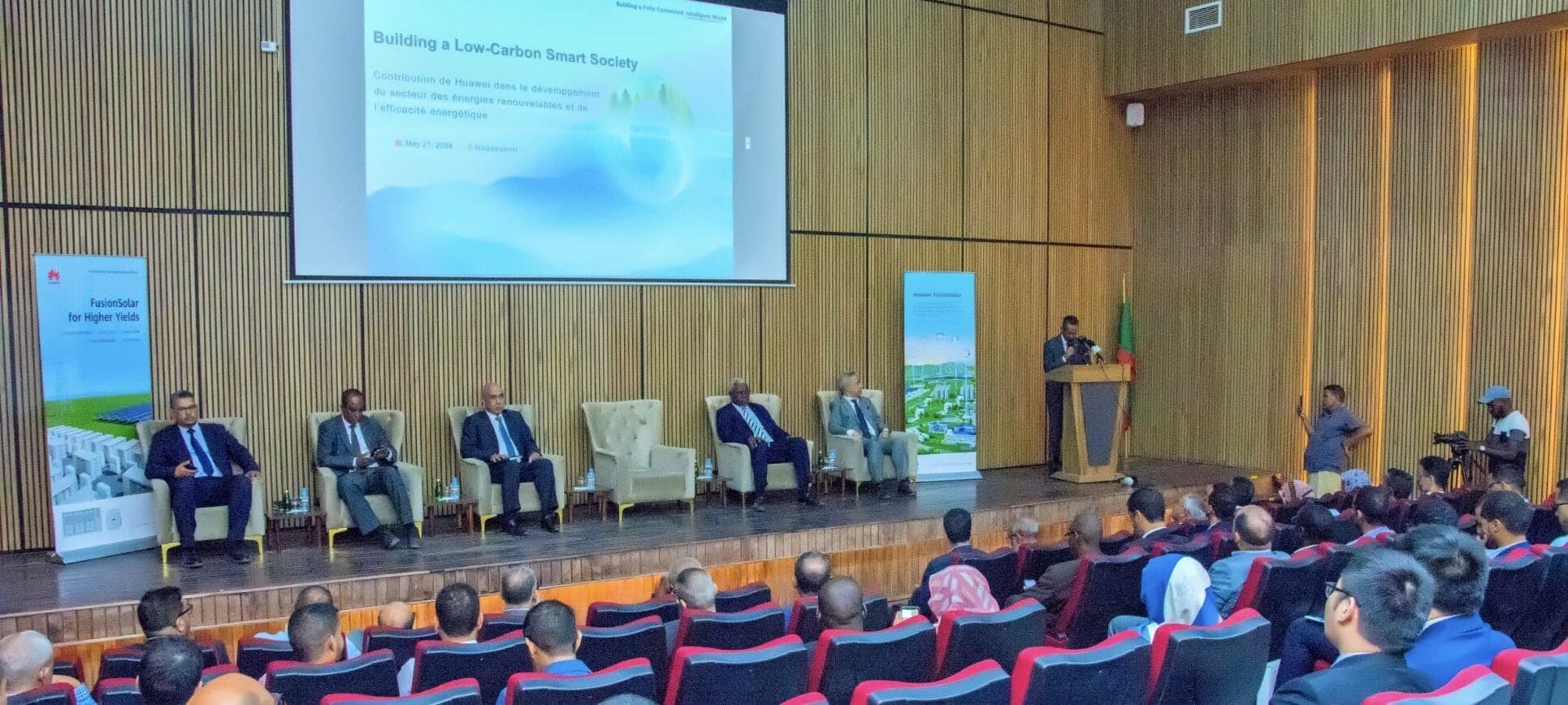 Mauritanie/Energie renouvelable : Huawei inaugure le premier sommet «FusionSolar» à Nouakchott Le sommet "Mauritania FusionSolar Summit" a rassemblé plus de 50 partenaires stratégiques, leaders de l’industrie, et des experts nationaux et internationaux afin de discuter des défis énergétiques actuels et des dernières tendances en matière d'efficacité énergétique en Mauritanie.