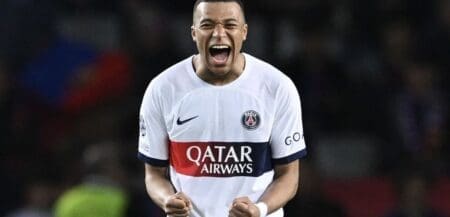 C'est désormais chose faite : sur ses réseaux sociaux, Mbappé a posté une vidéo de près de 4 minutes pour annoncer son départ. « Depuis le temps, j'avais toujours dit que j'allais m'adresser à vous quand le moment serait venu. Et je voulais vous annoncer à tous que c'est ma dernière année au Paris Saint-Germain, je ne vais pas prolonger et je vais terminer mon aventure dans quelques semaines », dit-il en introduction, avant notamment de remercier tous les entraîneurs côtoyés dans la capitale.