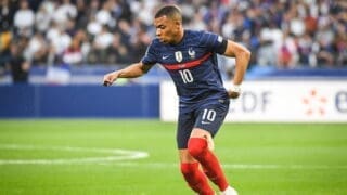 Kylian Mbappé dépense une petite fortune pour s’offrir un tableau L’ancien monégasque a donc pu obtenir ce tableau pour la coquette somme de 520 000 euros. Il a dû batailler corps et âme pour obtenir l'œuvre tant convoitée, puisque son coéquipier en club et ami, Achraf Hakimi, la convoitait également. La mise à prix était de 5 000 euros. Les enchères sont rapidement montées, pour atteindre 300 000 eurosgrâce à six acheteurs potentiels. Mais après cela, ce fut un mano-a-mano entre les deux pour s’arroger le sésame. Et c’est donc Kylian Mbappé qui a donc raflé la mise, avec ces520 000 euros qui constituent le record dans la soirée.