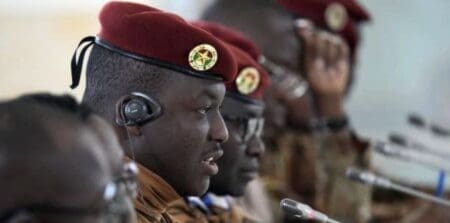 Le capitaine Traoré, dont le statut passe de «président de transition» à «président du Faso», pourra par ailleurs se présenter aux «élections présidentielles, législatives et municipales», qui doivent être organisées à l’issue de cette période, a poursuivi le colonel Diallo.