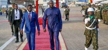 Le nouveau président élu du Sénégal Bassirou Diomaye Faye, en visite jeudi et vendredi dans la capitale guinéenne, a eu des "entretiens fraternels fructueux" avec son homologue guinéen, le général Mamadi Doumbouya, à la tête d'une junte qui a pris le pouvoir en septembre 2021, selon ce communiqué.