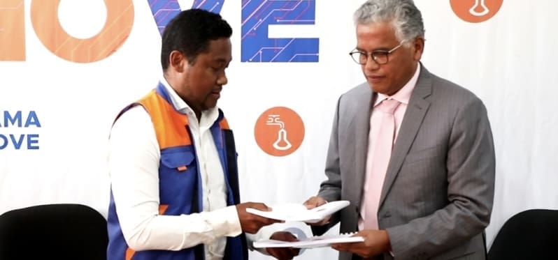 La Cour criminelle du Pôle anti-corruption d’Antananarivo rend son verdict : 10 ans de travaux forcés assortis d’une amende de 40 millions d’Ariary pour les deux anciens DG, Vonjy Andriamanga et Rivo Radanielina ainsi que l’ancienne DGA Angelsa Zasy. Les trois responsables n’ont pas été présentés devant la Cour.