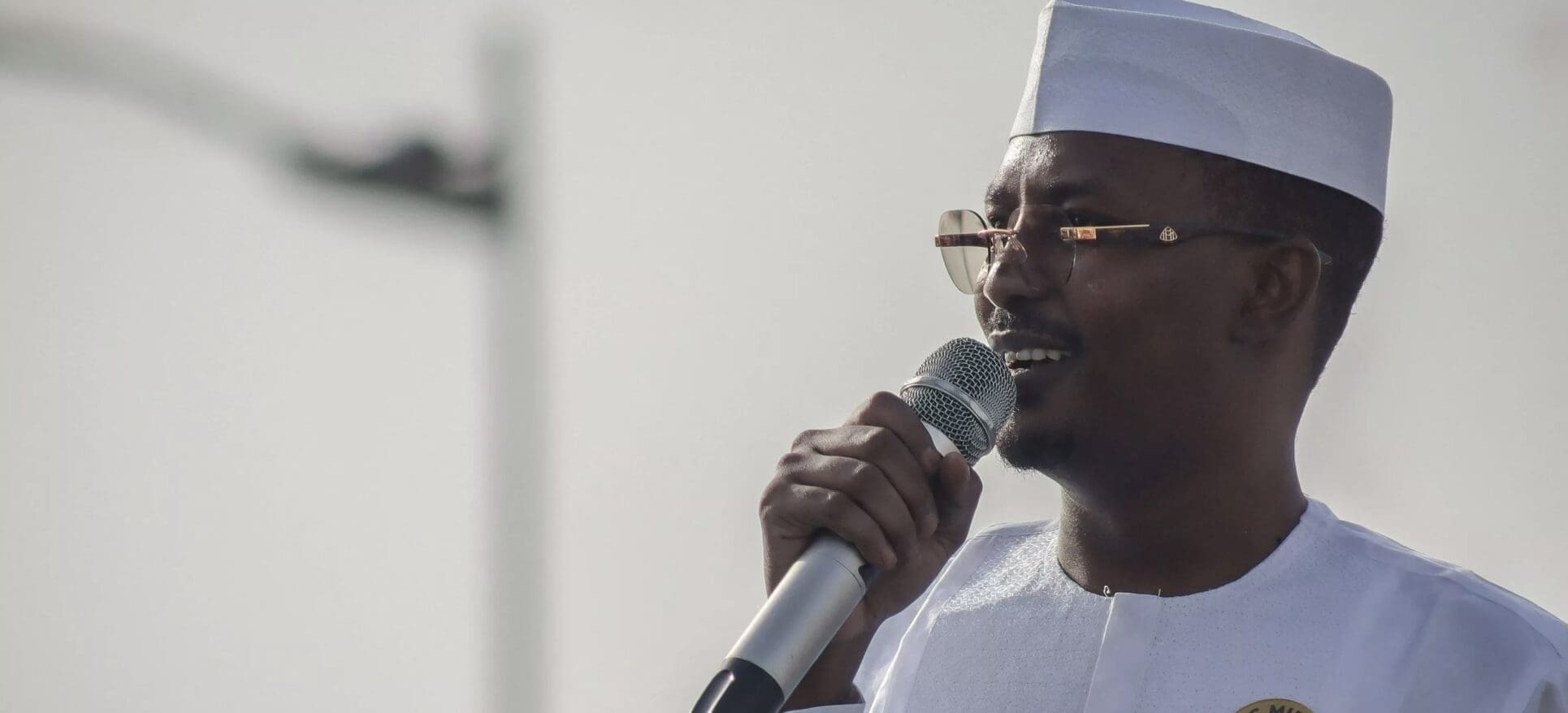 Son rival, Succès Masra, était rentré au Tchad le 3 novembre 2023 au terme d’un d’exil d’un an et il avait été nommé chef du gouvernement à la faveur d’un accord politique avec le pouvoir. M. Masra, âgé de 40 ans, s’était ensuite attiré les foudres de ses anciens alliés parmi l’opposition et au sein de la société civile, qui désormais le considèrent comme un « candidat prétexte » servant à donner l’illusion d’un scrutin ouvert.