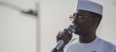 Son rival, Succès Masra, était rentré au Tchad le 3 novembre 2023 au terme d’un d’exil d’un an et il avait été nommé chef du gouvernement à la faveur d’un accord politique avec le pouvoir. M. Masra, âgé de 40 ans, s’était ensuite attiré les foudres de ses anciens alliés parmi l’opposition et au sein de la société civile, qui désormais le considèrent comme un « candidat prétexte » servant à donner l’illusion d’un scrutin ouvert.
