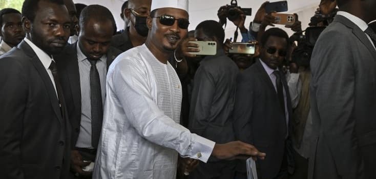 Tchad/Présidentielle : Mahamat Déby proclamé vainqueur Le général Mahamat Idriss Déby Itno, président de la Transition, a obtenu 61,03% des suffrages, selon les résultats officiels provisoires qui restent toutefois à valider par le Conseil constitutionnel. Son Premier ministre et ancien opposant, Succès Masra, est crédité de 18,53% des voix. Peu après l'annonce de résultats, des militaires tiraient en l'air à l'arme automatique dans la capitale, de joie et manifestement pour dissuader les gens de se rassembler, rapporte l’'AFP.