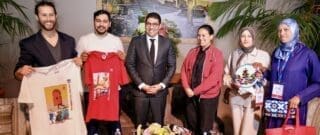 Piratage de patrimoine : Le ministère de la Jeunesse, de la Culture et de la Communication du Maroc et Adidas serrent les coudes Des négociations avec Adidas ont abouti à la création d'une collection de t-shirts portant des noms de villes marocaines et mettant en valeur l'histoire artistique du royaume, avec un hommage particulier aux artisans traditionnels. En effet, un groupe de femmes issues de coopératives de l'artisanat traditionnel participera à cette initiative.