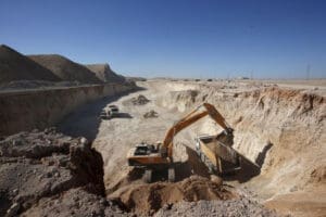 Suite à la dépêche Reuters, la Direction de Managem clarifie certains points essentiels : Les indices parfois élevés d’arsenic relevés sur la mine de Bou Azzer sont des taux normaux au sein d’une exploitation minière qui traite un minerai riche en arséniure de cobalt. En effet, la concentration naturelle en arsenic de la région où opère la mine est connue depuis 1928, date à laquelle l’exploitation de la mine de Bou Azzer a débuté. Les propriétés singulières du site de Bou Azzer sont à cet égard étonnantes et connues de tous, en particulier par les habitants de la région. Deux audits récents et indépendants, menés selon les standards internationaux et dans le scope géologique spécifique de la mine, ont confirmé la présence naturelle d’arsenic dans la région et ont clairement établi l’absence de corrélation entre l'activité minière et les niveaux d'arsenic relevés. De plus, un audit social exhaustif n'a relevé aucune infraction majeure des normes en vigueur et aucune maladie en lien avec l’arsenic n’a pu être relevée parmi nos collaborateurs ou dans les villages avoisinants.