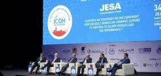 Durant sa présentation, Zakaria Taha, Directeur HSE à JESA, a dévoilé les différents outils développés par l’entreprise dans le volet de la santé et la sécurité au travail, ainsi que la digitalisation des procédures au profit de ses partenaires. Il a expliqué les étapes de la formation des collaborateurs et des superviseurs des entreprises qui est assurée par JESA Institute et le Groupe OCP, à travers des sessions théoriques et des démonstrations en arabe et en français. «Ces formations visent à préparer les travailleurs à exercer en toute sécurité, en faisant face aux risques de santé et de sécurité au travail présents sur le site, et à renforcer les compétences clés des superviseurs afin de garantir un niveau élevé de méthodes et d’outils d’atténuation des risques en matière de santé, de sécurité et d’environnement pour des sites exempts d’incidents», a souligné Zakaria Taha, lors de sa présentation.